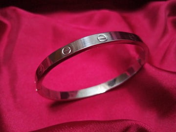 Stylish Stainless Steel Bracelet for Women – Modern Minimalism